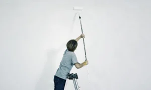 Cómo pintar un techo muy alto