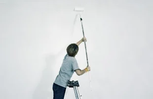 Cómo pintar un techo muy alto